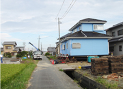 水路と道路を渡る