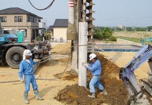 鋼管杭差し込み作業